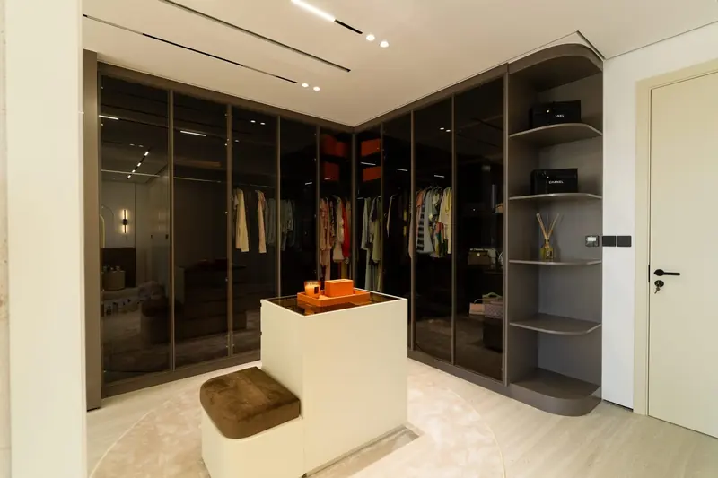 Walk-in dressing room