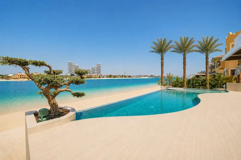 Beachfront pool, Palm Jumeirah